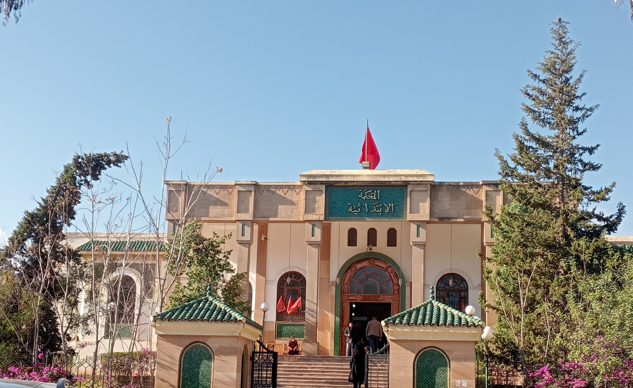 محكمة صفرو تُصدر أحكامًا في قضية فساد انتخابي: تبرئة مستشار وإدانات بالحبس النافذ