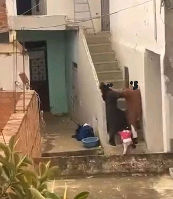 فيديو صادم لرجل يعنف سيدة وطفلتها في تطوان يثير غضب المغاربة