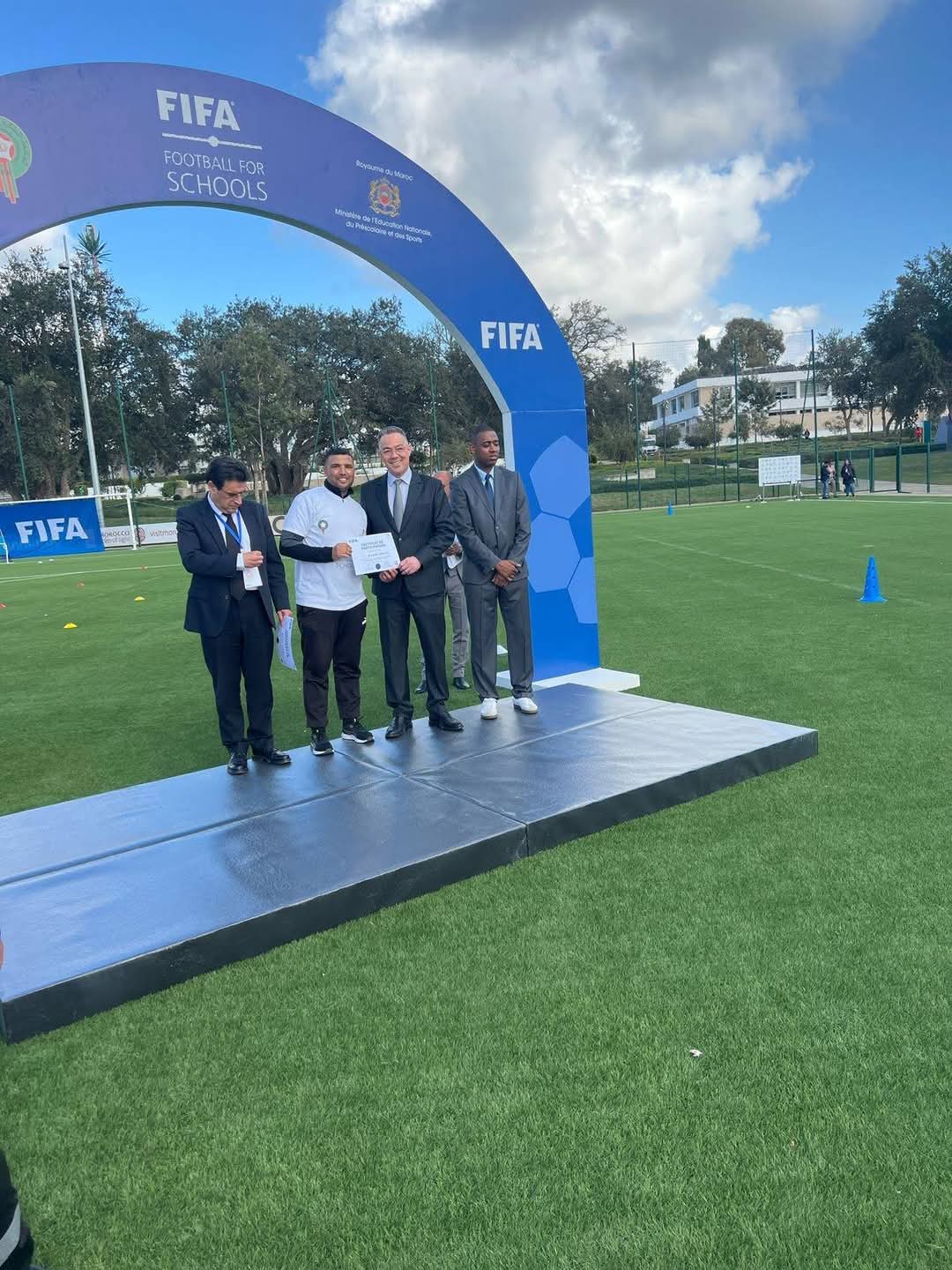 عبد الله بن رابح يتلقى تدريبًا رفيع المستوى في دورة “فيفا-مدارس” ويتسلم شهادة من لقجع