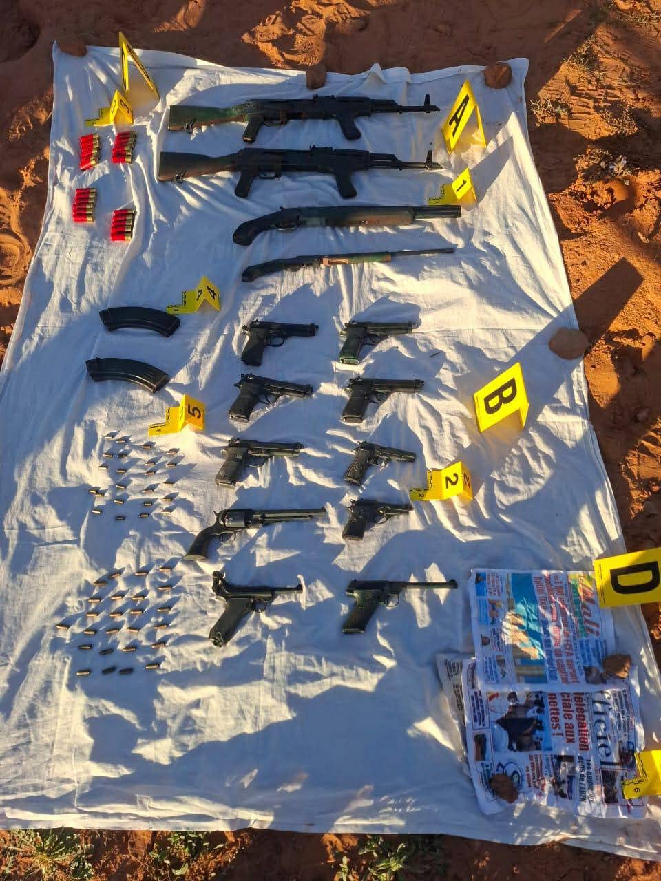 كلاشينكوف وبنادق ومسدسات… العثور على أسلحة تابعة لخلية “داعش” في منطقة جبلية نواحي الرشيدية