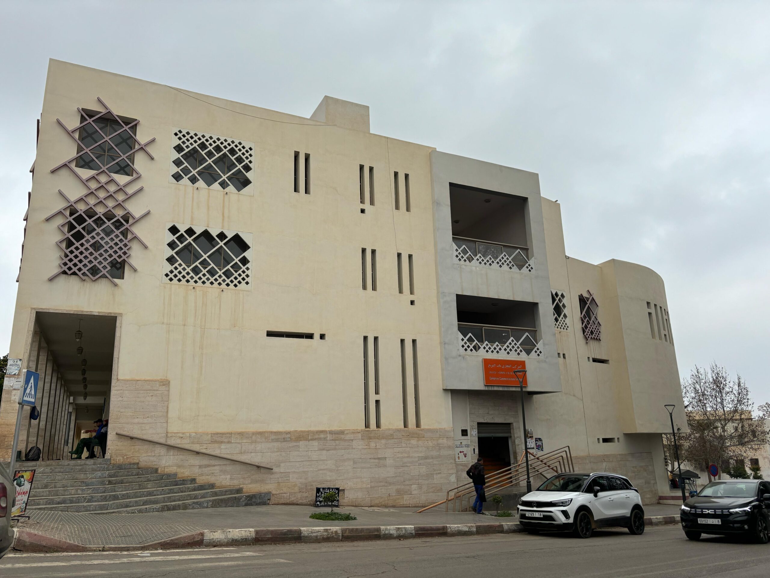 المركز التجاري باب المربع : هندسة معقدة.. الداخل مفقود والخارج مولود