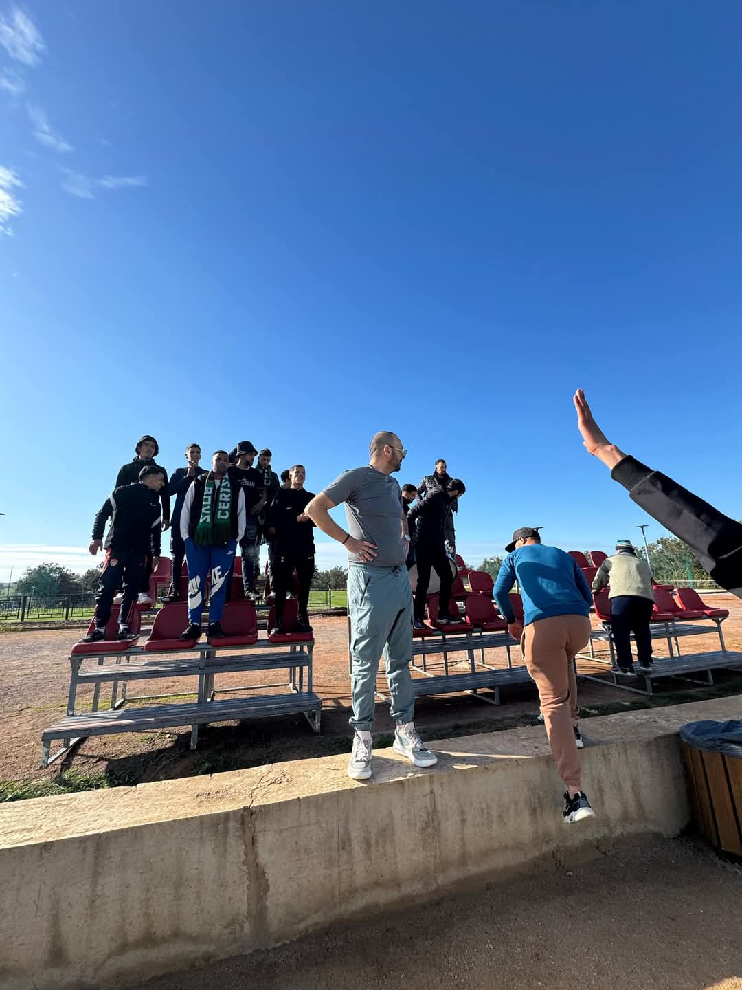 خلال بث مباشر.. يوسف منضور يتفوه بكلام غير أخلاقي في مواجهة أمل الرياضي التواركي