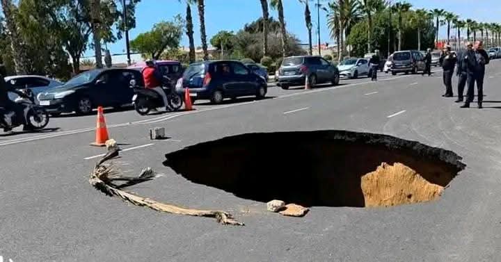 بالجماعة التي يرأسها عزيز أخنوش: ظهور حفرة عميقة بشارع محمد الخامس