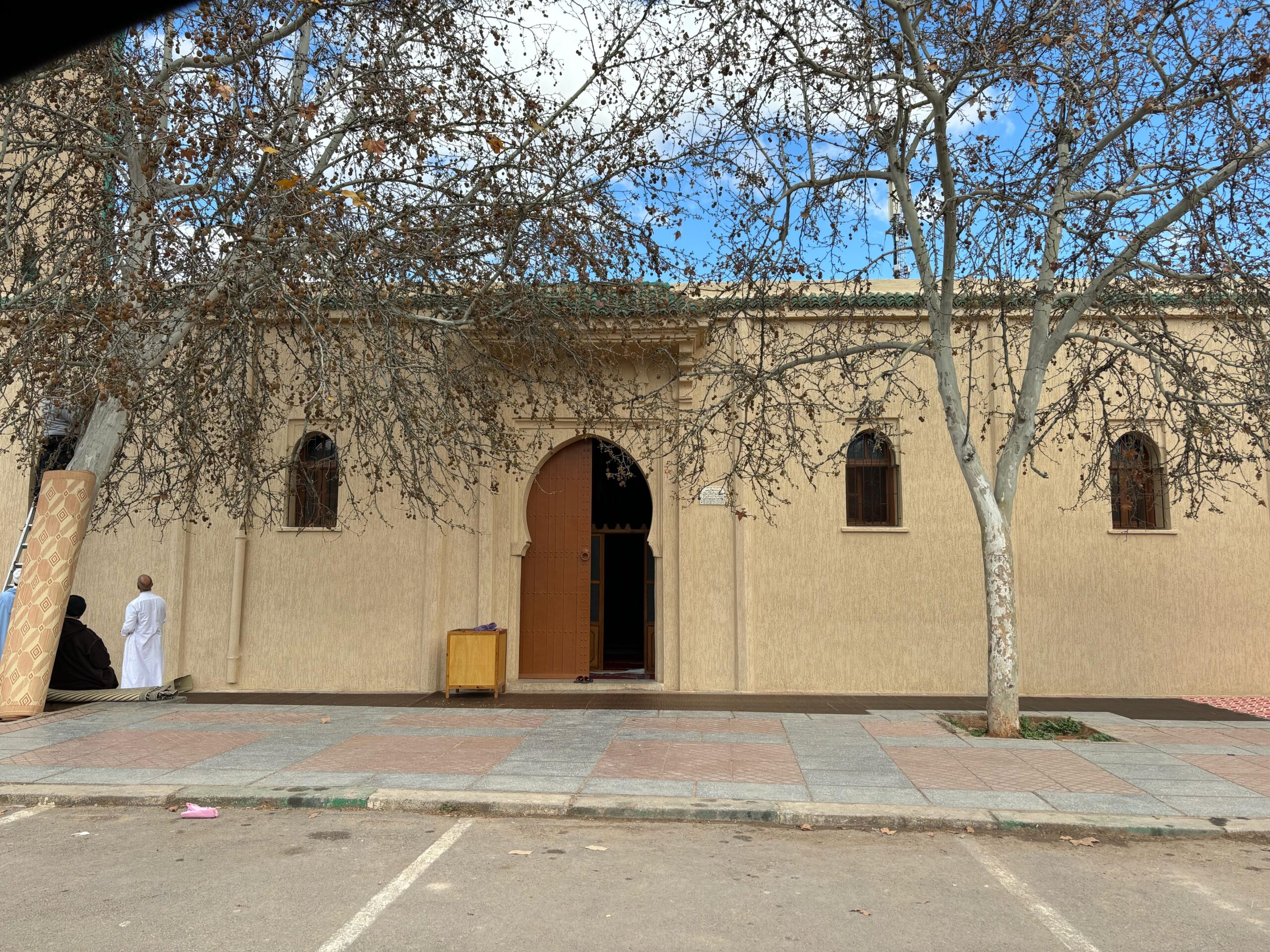 مصلو مسجد السلاوي بصفرو يطالبون بإصلاح مكبرات الصوت الخارجية