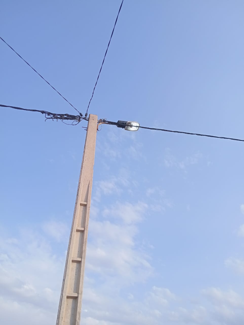 تبديد الكهرباء في عزابة… “عبث في التدبير” في زمن الأزمة!